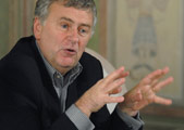 Prof. Andrzej Go�a�